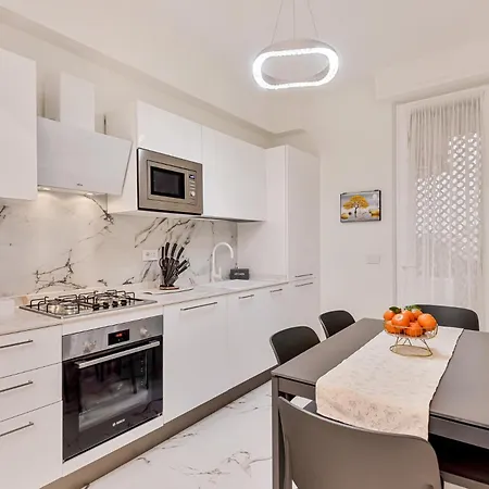 Luxury Apartment *